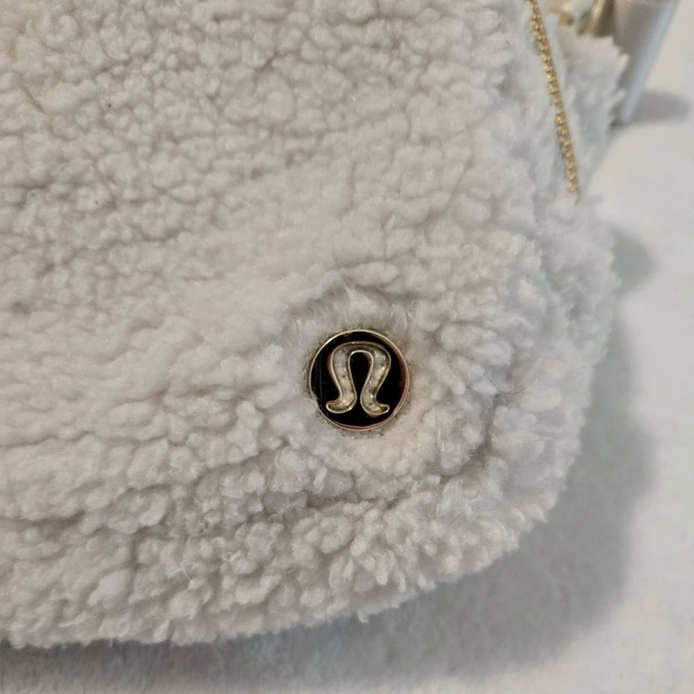 Lululemon 2L belt bag in white opal gold hardware - Picture 2 of 6